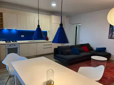 inchiriere apartament Sector 2, București living canapea și masă